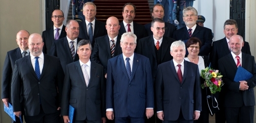 Noví ministři vlády premiéra Jiřího Rusnoka pózují s prezidentem Milšoem Zemanem při oficiálním fotografování.