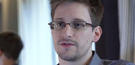 Edward Snowden médiím vyzradil informace o tajném americkém programu sledování údajů o internetové a telefonní komunikaci lidí v USA i ve světě.