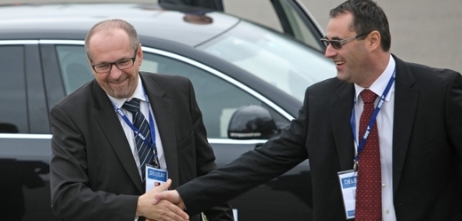 Poslanec ODS Boris Štastný (vpravo) se zdraví s Ivanem Fuksou, bývalým poslancem ODS, který je toho času ve vazbě.