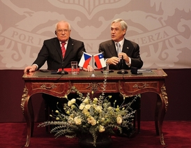 Chilský prezident Sebastián Piñera (vpravo) potrat odmítá. Zde zachycen s českým exprezidentem Klausem při dnes již legendárním okamžiku.