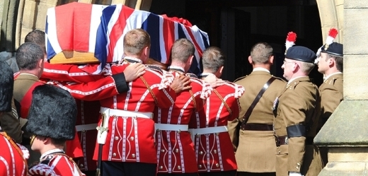 Vojáci nesou ostatky svého spolubojovníka do kostela Bury Parish.