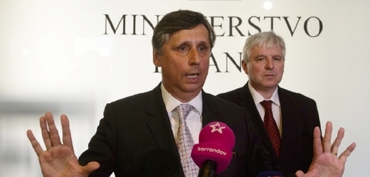 Nový ministr Jan Fischer zahájil personální změny na ministerstvu financí.