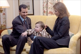 Třetí rok války v Sýrii se prezident Asad stále drží v sedle. Na snímku s manželkou a synem v roce 2002.