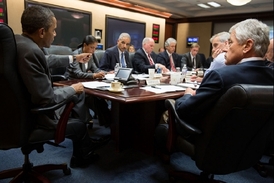 Barack Obama s bezpečnostními poradci v Bílém domě.