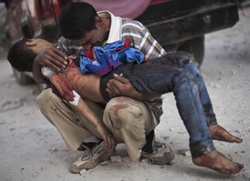 Otec se svým mrtvým synem v Aleppu. 