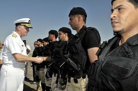 Americký admirál Gary Roughead na návštěvě u saúdských námořních sil. 