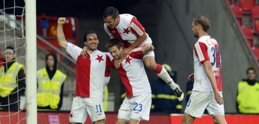 Fotbalisté Slavie se radují z gólu.
