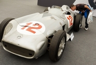 Za nejvyšší prodejní cenu byl prodán závodní Mercedes-Benz argentinského pilota formule 1 Juana Manuela Fangia.
