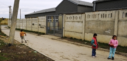 Další zeď vystavěna kvůli Romům je třímetrová betonová stěna, na jejímž vrcholu je ostnatý drát. Dovnitř se dá dostat pouze přes železnou bránu. Zeď chrání školu v romské osadě Habeš u vsi Sečovce na východním Slovensku, aby ji děti nepoškozovaly.