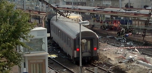 Tragickou nehodu osobního vlaku, který se stovkami cestujících vykolejil u Paříže, způsobila porucha železniční výhybky