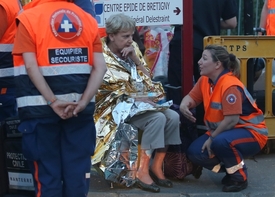 Jedna ze zraněných v péči záchranářky.