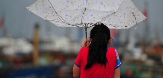 Vichr, který tajfun Soulik doprovází, zeslábl při přeletu tajfunu z Tchaj-wanu nad hustě osídlené východočínské pobřeží ze 163 kilometrů v hodině na 119 kilometrů za hodinu.