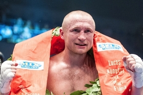 Boxer Lukáš Konečný s trofejí.