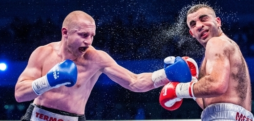 Boxer Lukáš Konečný (vlevo) v akci.