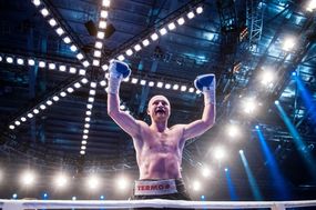 Boxer Konečný si užívá pocit vítězství v drážďanské hale.