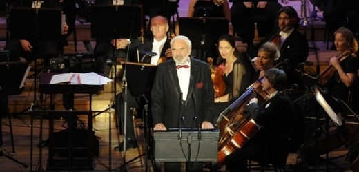 Zdeněk Svěrák (uprostřed) při světové premiéře Cimrmanovy operety Proso.