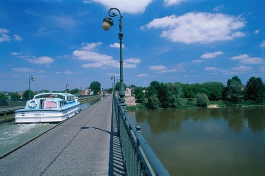 Ve Francii se lze plavit i na kanálech po mostech.