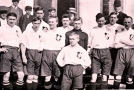 Česká fotbalová reprezentace před sto lety. Ve Vysočanech byl ovšem fotbal zakázán.