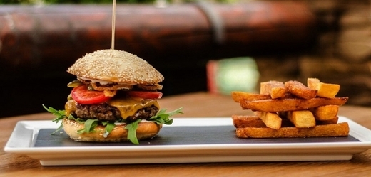 Domácí hovězí cheeseburger z bio hovězího hanger steaku nabízí restaurace Nad Jezerem.