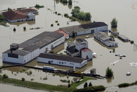 Německý Fischbeck pod vodou při nedávných povodních. 
