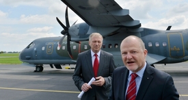 Ministr obrany Vlastimil Picek (vlevo) a generální ředitel společnosti Omnipol Michal Hon.
