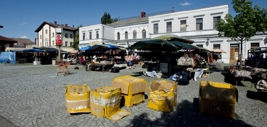 Na snímku některé objekty tržnice a stánky prodejců.