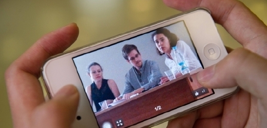 Snowden při setkání s ochránci lidských práv nma letišti Šeremetěvo.