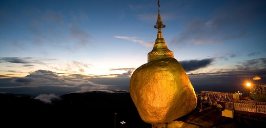 Pagoda Kyaikhtiyo/ Zlatý kámen, Myanmar. Cíl mnoha budhistických poutníků. Kámen byl prý ze dna moře přenesen na vrchol králem s nadpřirozenou silou.  (Foto: Travelonmyanmar.com)