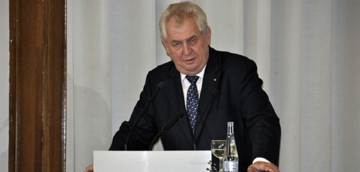 Prezident Miloš Zeman bouří vody.