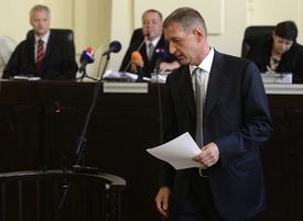 Roman Janoušek před soudem pouze přečetl své prohlášení. Na otázky soudu i státní zástupkyně odmítl odpovídat.