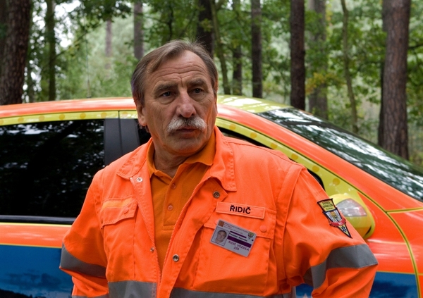 Druhá řada seriálu je s původní Sanitkou propojena řadou postav, například řidičem Beznoskou, kterého hraje Pavel Zedníček.