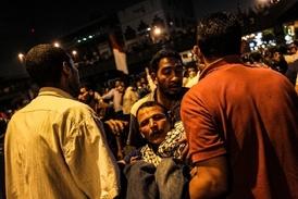 Zraněný muž při protestech na Ramsesově náměstí.