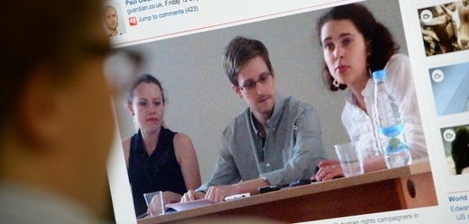 Snowden při setkání s lidskoprávními aktivisty na letišti Šeremetěvo.