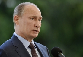 Ruský prezident Vladimir Putin ví o Snowdenově žádosti o azyl, ale nevidí důvod, proč reagovat.
