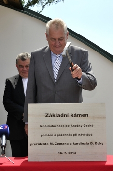 Miloš Zeman připomněl, že podle ústavy prezident jmenuje předsedu vlády, který sestavuje kabinet.