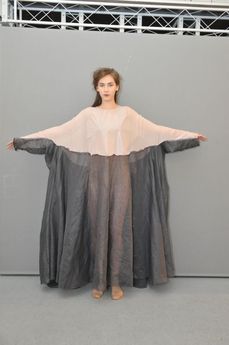 Magdalena Urgelová navrhla šaty z jediného kusu látky.