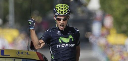 Portugalec Rui Alberto Costa se raduje z triumfu v šestnácté etapě Tour de France.