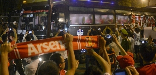 Fanoušci ve Vietnamu vítají fotbalisty Arsenalu.
