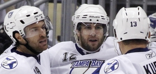 Emotivní návrat čeká zkraje nového ročníku zámořské NHL útočníka Dominica Moorea (uprostřed).