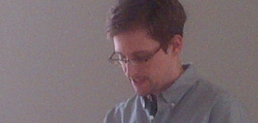 Snowden při setkání s lidskoprávními aktivisty na letšti Šeremetěvo.