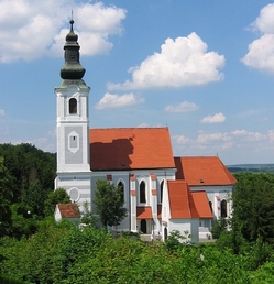 Oloupený kostel Panny Marie ve Vinicích. 