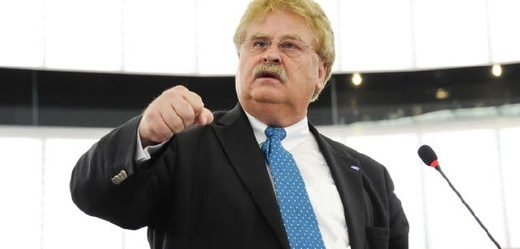 Śéf zahraničnáího výboru Elmar Brok se pustil do českého prezidenta Zemana. 