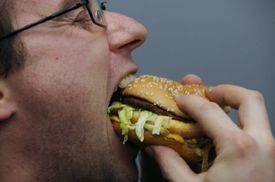 Mužům s větší predispozicí k obezitě kvůli genu FTO se během výzkumu sbíhaly sliny na kalorické jídlo (ilustrační foto).