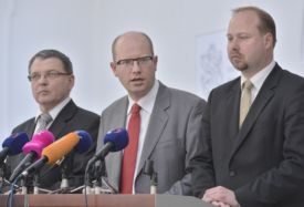 Vedení ČSSD protestovalo proto Nečasovým výrokům, zleva místopředseda Bohumil zaorálek, předseda Bohuslav Sobotka a šéf poslanců Jeroným Tejc.