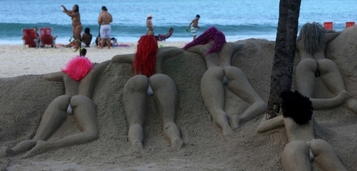 Rio de Janeiro zakrylo křivky ženských soch z písku slunících se na slavné pláži Copacabana.
