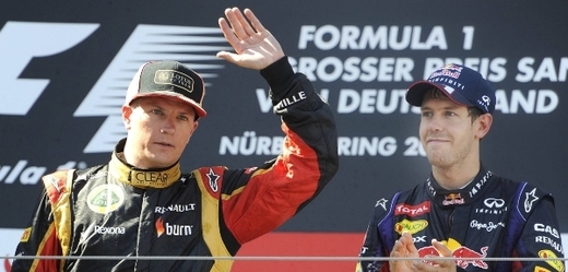 Kimi Räikkönen by se mohl stát kolegou Sebastiana Vettela (vpravo).