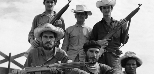 S takovými zbraněmi by dnes už Kubánci své protivníky neporazili. Snímek Castrových spolubojovníků roku 1962.