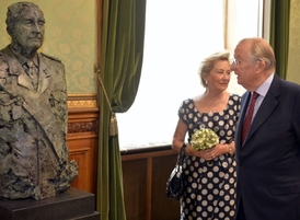 Král Albert II. se svou novou sochou v belgickém Senátu.