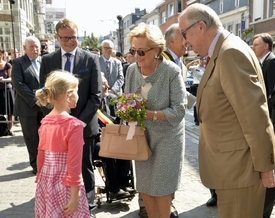 Dosluhující král Albert II. s chotí na návštěvě Eupenu (16. července 2013).