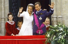 Korunní princ Philippe a jeho choť Mathilde po civilním sňatku roku 1999.